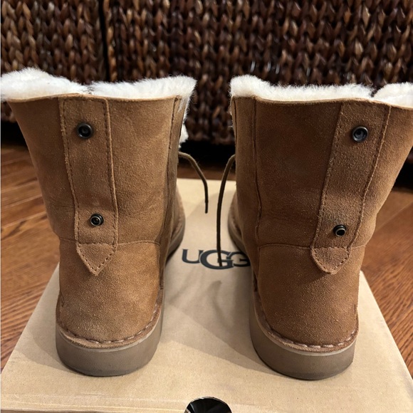 UGG Quincy Boots - Picture 3 of 9